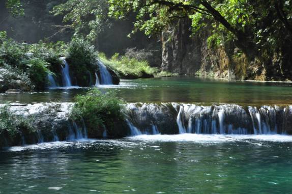 Pequenas cascatas no rio que passa acima de Semuc Champey, na Guatemala